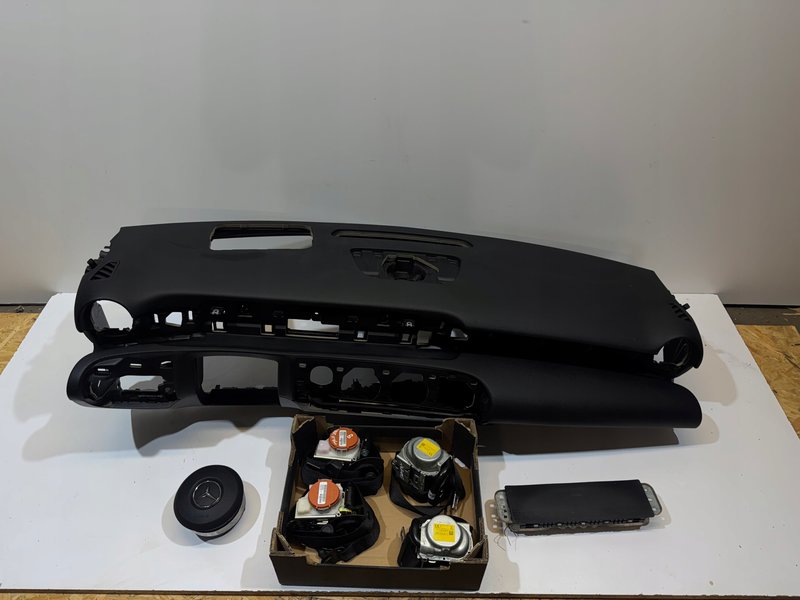 MERCEDES CLA W118 KONSOLA DESKA PODUSZKI PASY