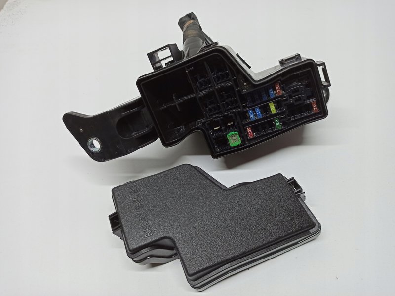 LEXUS LBX SKRZYNKA BEZPIECZNIKÓW 82662-52B60