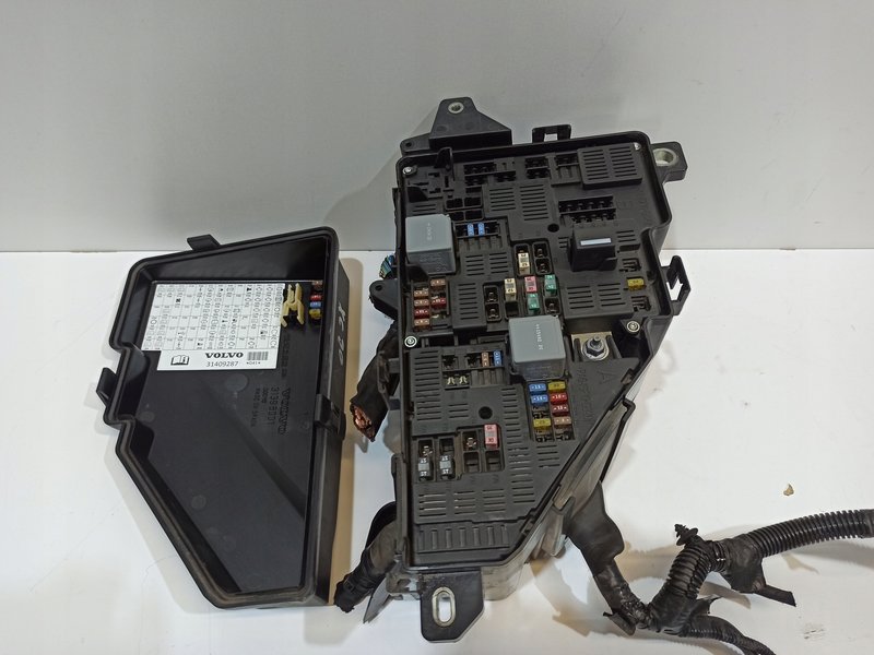 SKRZYNKA BEZPIECZNIKÓW VOLVO XC-90 II 31409287