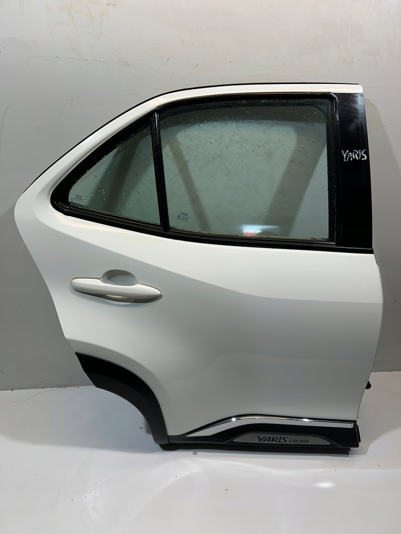 TOYOTA YARIS CROSS DRZWI TYLNE PRAWE PRAWY TYŁ