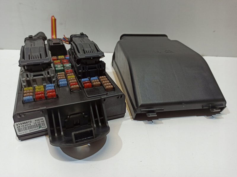 SKRZYNKA BEZPIECZNIKÓW VOLVO XC-90 II 31346672