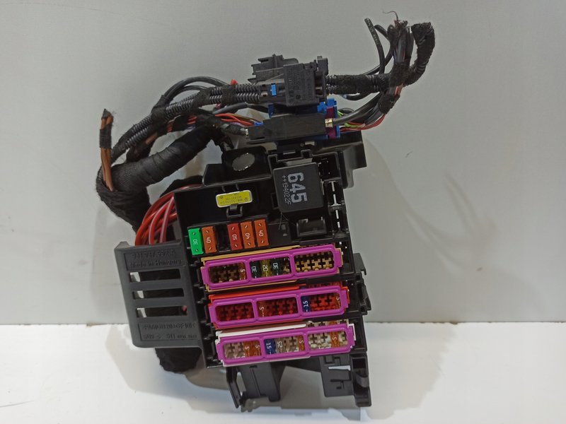 SKRZYNKA BEZPIECZNIKÓW PORSCHE TAYCAN 9J1937592A