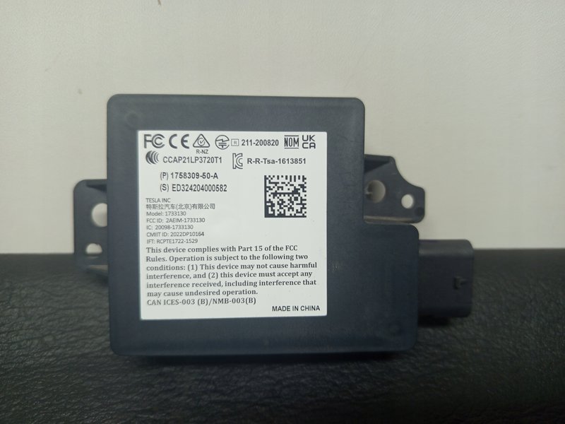 RADAR TYLNY ZBLIŻENIOWY TESLA 3 LIFT MODUŁ 1758309-50-A SENSOR DISTRONIK