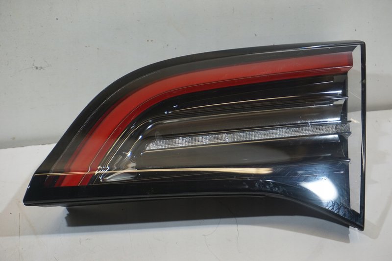 TESLA MODEL 3 LAMPA W KLAPE TYŁ