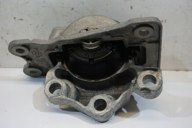 VOLVO XC90 II PODUSZKA SILNIKA 31339949