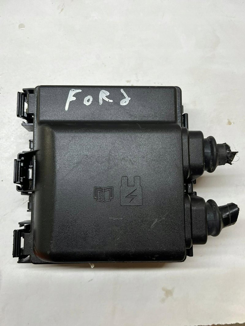 SKRZYNKA PUSZKA BEZPIECZNIKÓW FORD FOCUS MK4 JX6T-14D068-AE