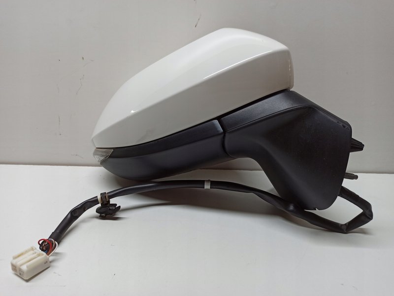 LUSTERKO PRAWE TOYOTA YARIS CROSS 8 PIN