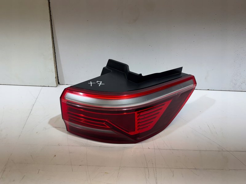 VW Multivan 7T0 T7 lampa prawa tył tylna 7t0945096d