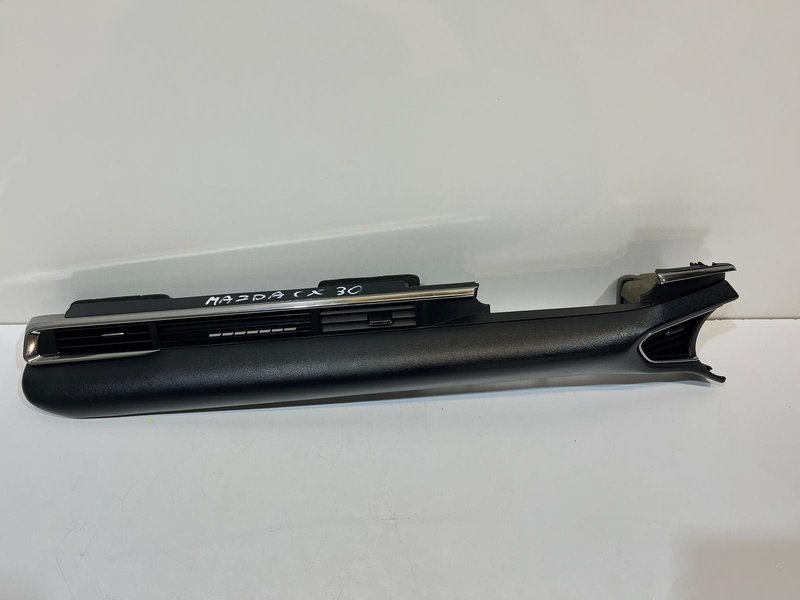 Listwa ozdobna kratka nawiewu deski konsoli Mazda CX-30 BDGF-6471X