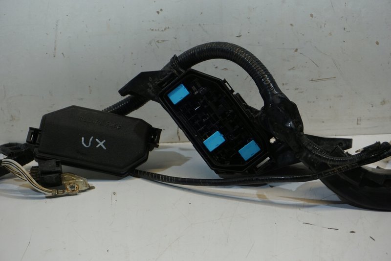 LEXUS UX SKRZYNKA BEZPIECZNIKÓW 82662-76070