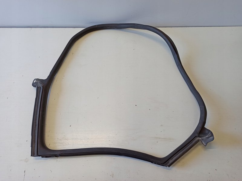 PORSCHE TAYCAN 9J1 USZCZELKA DRZWI TYLNYCH PRAWYCH 9J1833722A