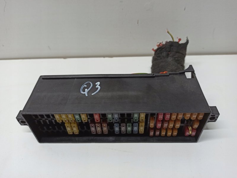 AUDI Q3 SKRZYNKA BEZPIECZNIKÓW 6R0937615 INNE