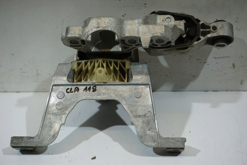 MERCEDES CLA W118 PODUSZKA SILNIKA A2472402000 A2472400400
