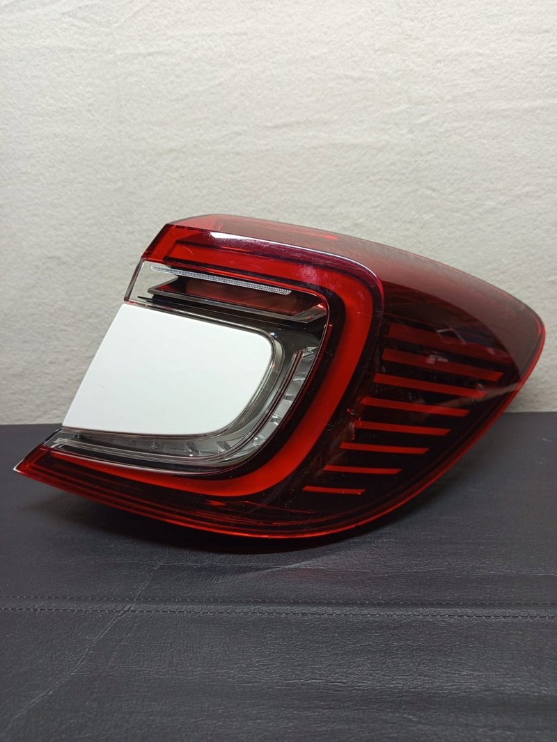 RENAULT CAPTUR II LAMPA TYLNA prawa prawy TYŁ