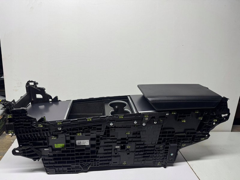 TESLA MODEL 3 LIFT 2024 HIGHLAND PODŁOKIETNIK TUNEL ŚRODKOWY