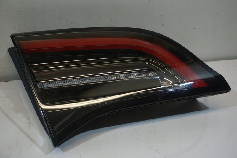 TESLA MODEL 3 LAMPA TYLNA W KLAPE TYŁ