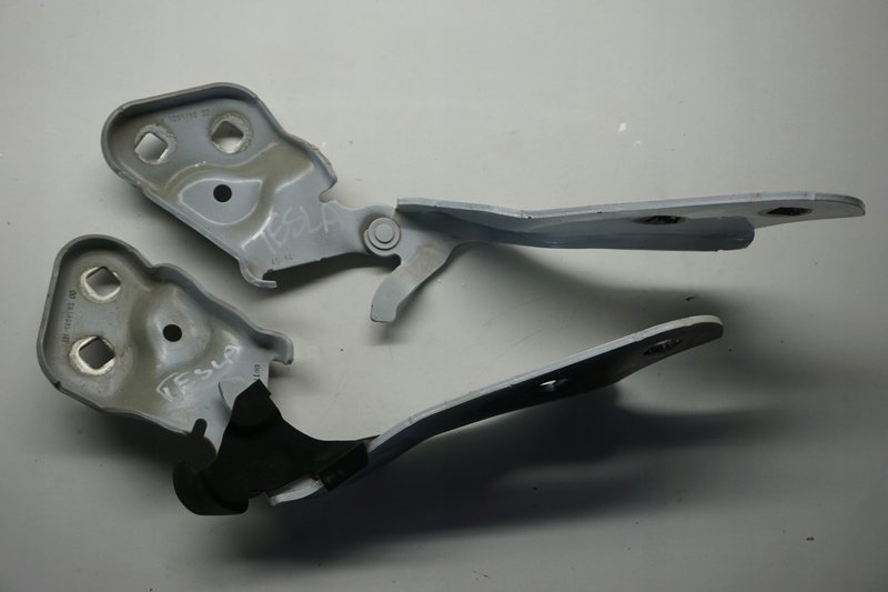 TESLA MODEL 3 ZAWIAS MASKI PRAWY LEWY 109879300 109879200