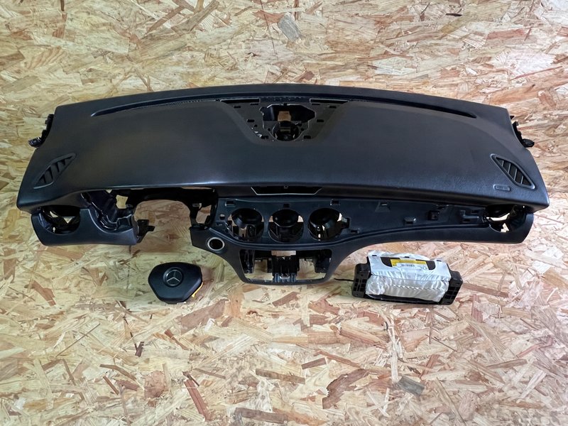 MERCEDES GLA W156 KONSOLA DESKA ROZDZIELCZA PODUSZKI