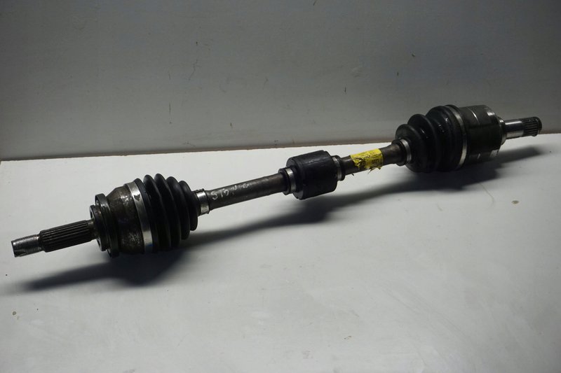 KIA STONIC PÓŁOŚ PRZEDNIA LEWA U09049500H