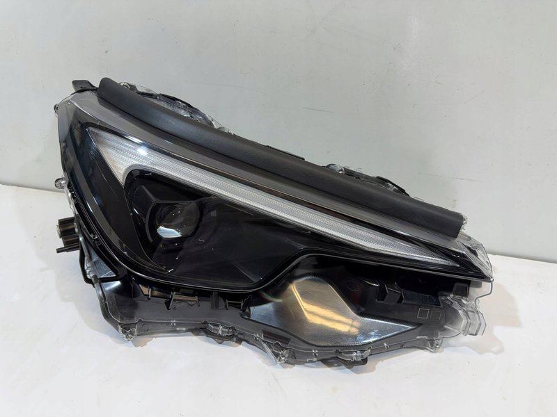 LEXUS LBX LAMPA REFLEKTOR PRZEDNIA PRAWA PRAWY PRZÓD