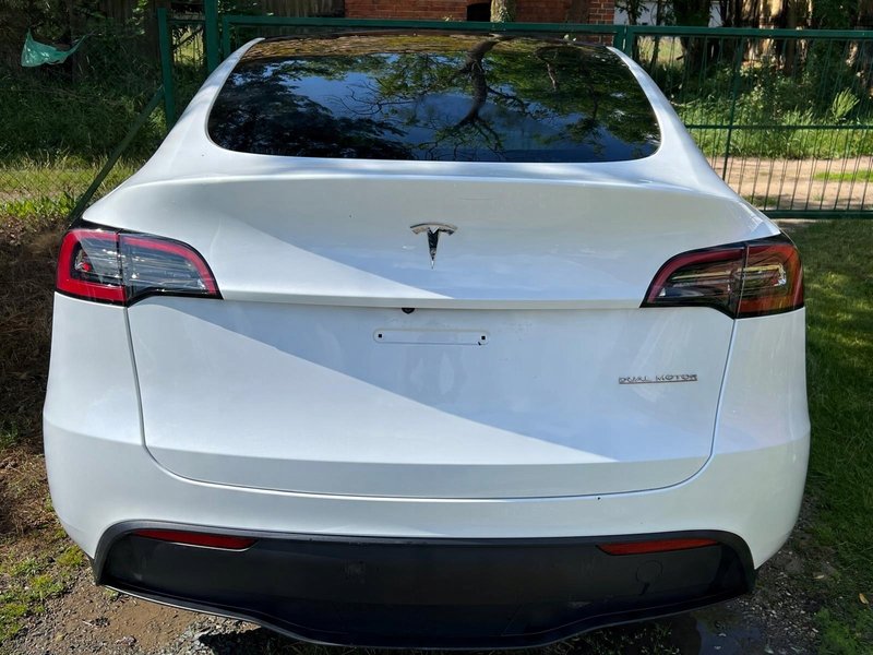 TESLA MODEL Y RAMA PAS TYLNI WANNA