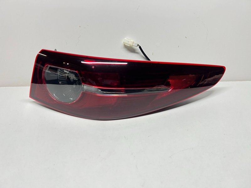 MAZDA 3 IV BP LAMPA TYLNA PRAWA PRAWY TYŁ