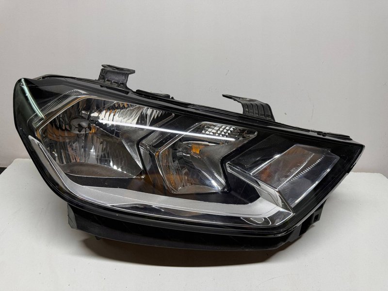 AUDI A1 82A ZWYKŁA LAMPA PRZEDNIA PRAWA PRAWY PRZÓD