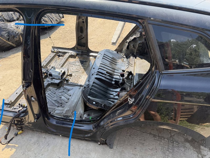 SKODA ENYAQ 5LA SŁUPEK B ŚRODKOWY LEWY