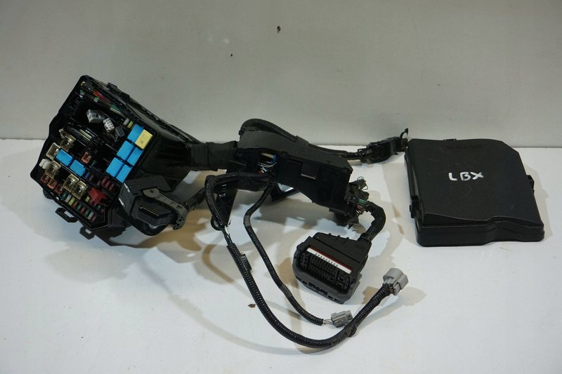 LEXUS LBX SKRZYNKA BEZPIECZNIKÓW 82662-52B50