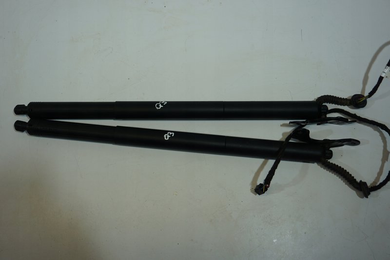 AUDI Q3 8U SIŁOWNIK SIŁOWNIKI KLAPY BAGAŻNIKA 8U0827604