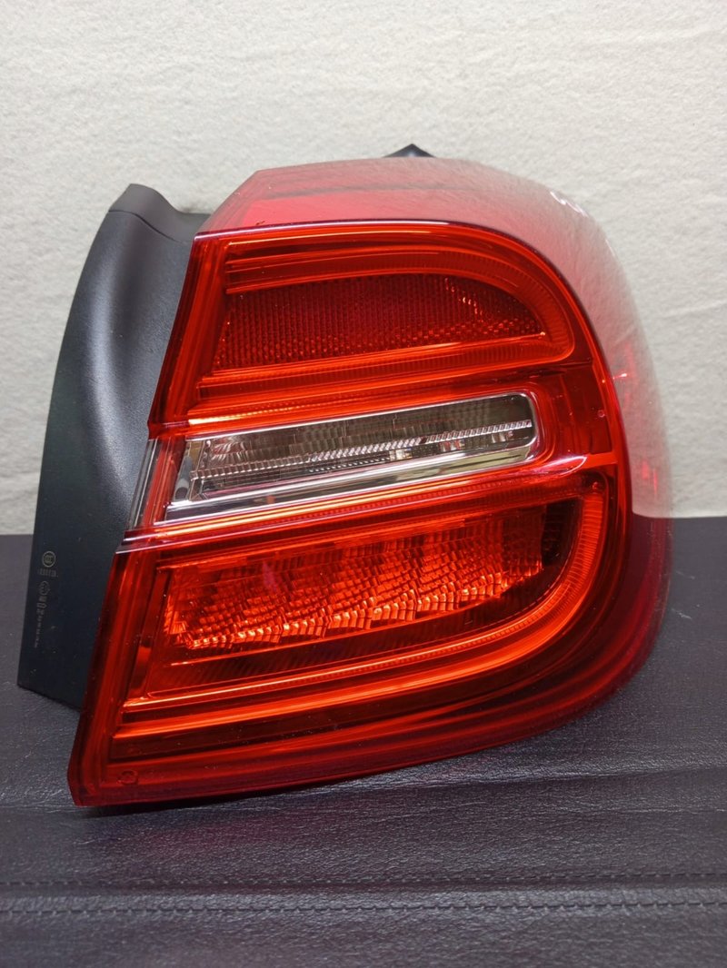 MERCEDES GLA 156 LAMPA TYLNA PRAWA PRAWY TYŁ
