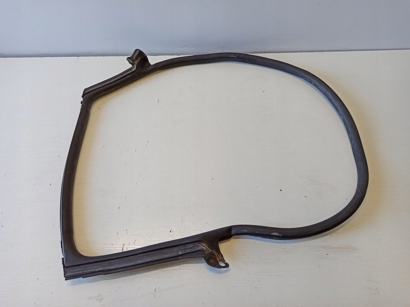 PORSCHE TAYCAN 9J1 USZCZELKA DRZWI TYLNYCH LEWA 9J1833721A