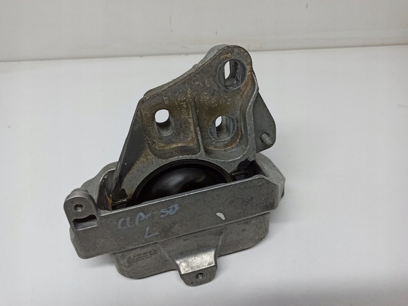 MERCEDES CLA W118 ŁAPA SILNIKA A2472405500