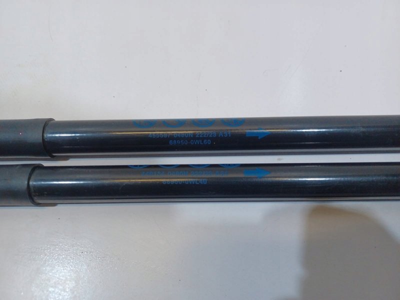 LEXUS LBX SIŁOWNIKI KLAPY BAGAŻNIKA 68950-0WL60 68960-0WL40