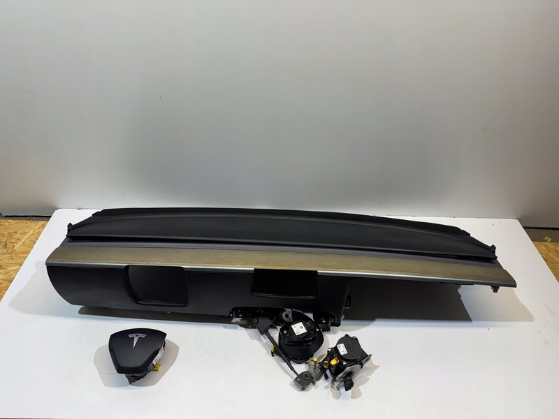 TESLA MODEL Y KONSOLA DESKA PASY AIRBAG PODUSZKI