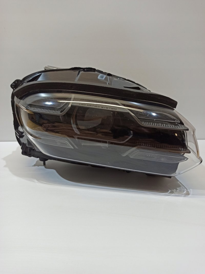 LAMPA PORSCHE TAYCAN PRAWY PRZÓD FULL LED MATRIX 9J1941060D